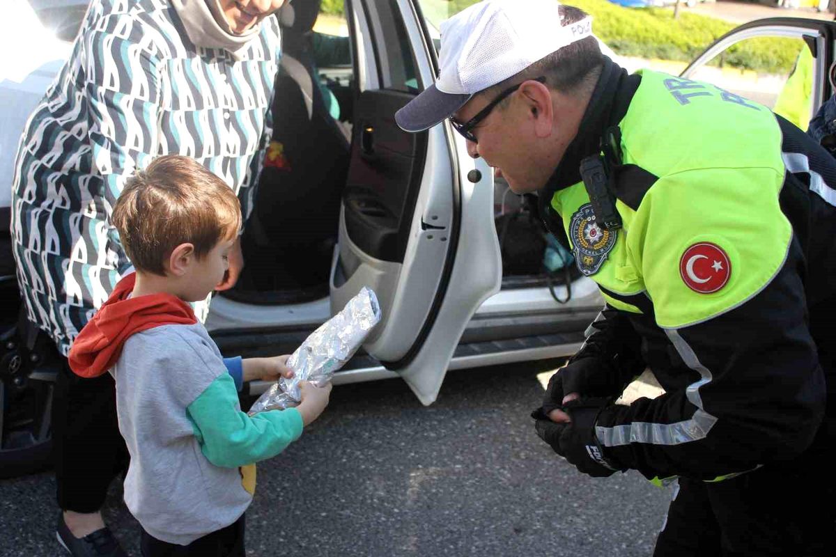Marmaris\'te trafik ekipleri bayramda sürücülere uyarılarda bulunup hediyeler dağıttı