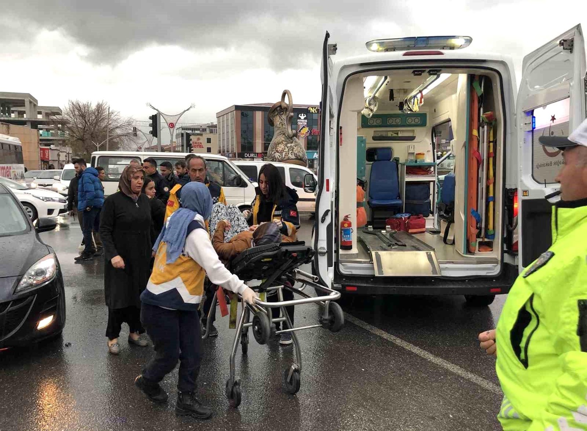 Erzincan\'da Yol Vermeme Tartışması: Kadın Sürücüye Yumruk Atan Şoför Linç Edilmek İstendi