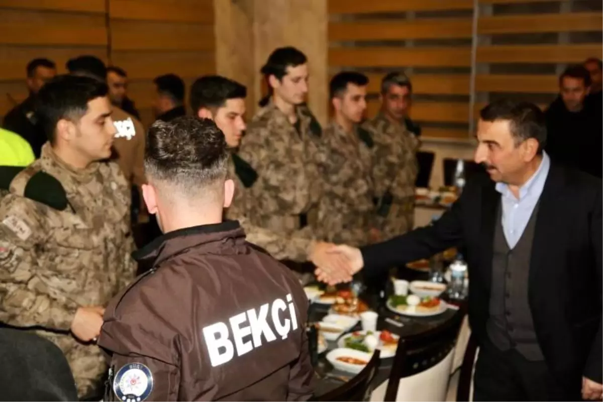 Vali Hacıbektaşoğlu, sahurda mahalle bekçileri ile bir araya geldi