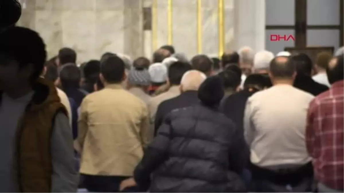 Amasya Valisi Mustafa Masatlı, cami çıkışında simit satan genci sevindirdi