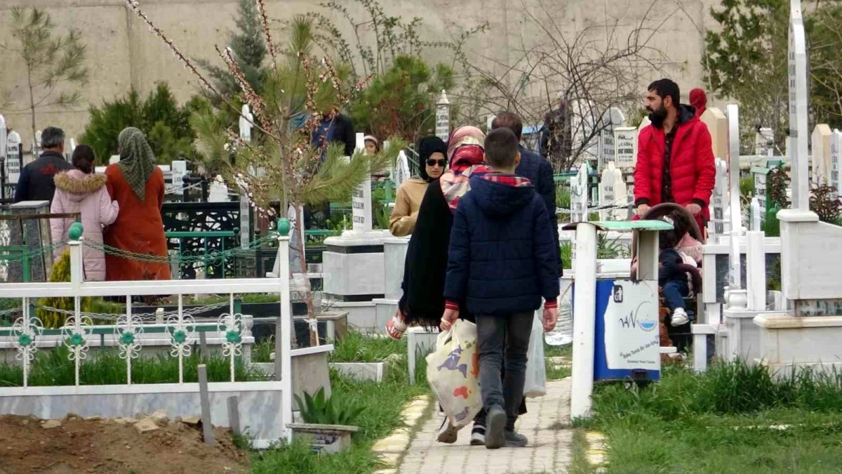 Vatandaşlar Ramazan Bayramı Arefe Gününde Vandaki Şehitlikleri ve Mezarlıkları Ziyaret Etti