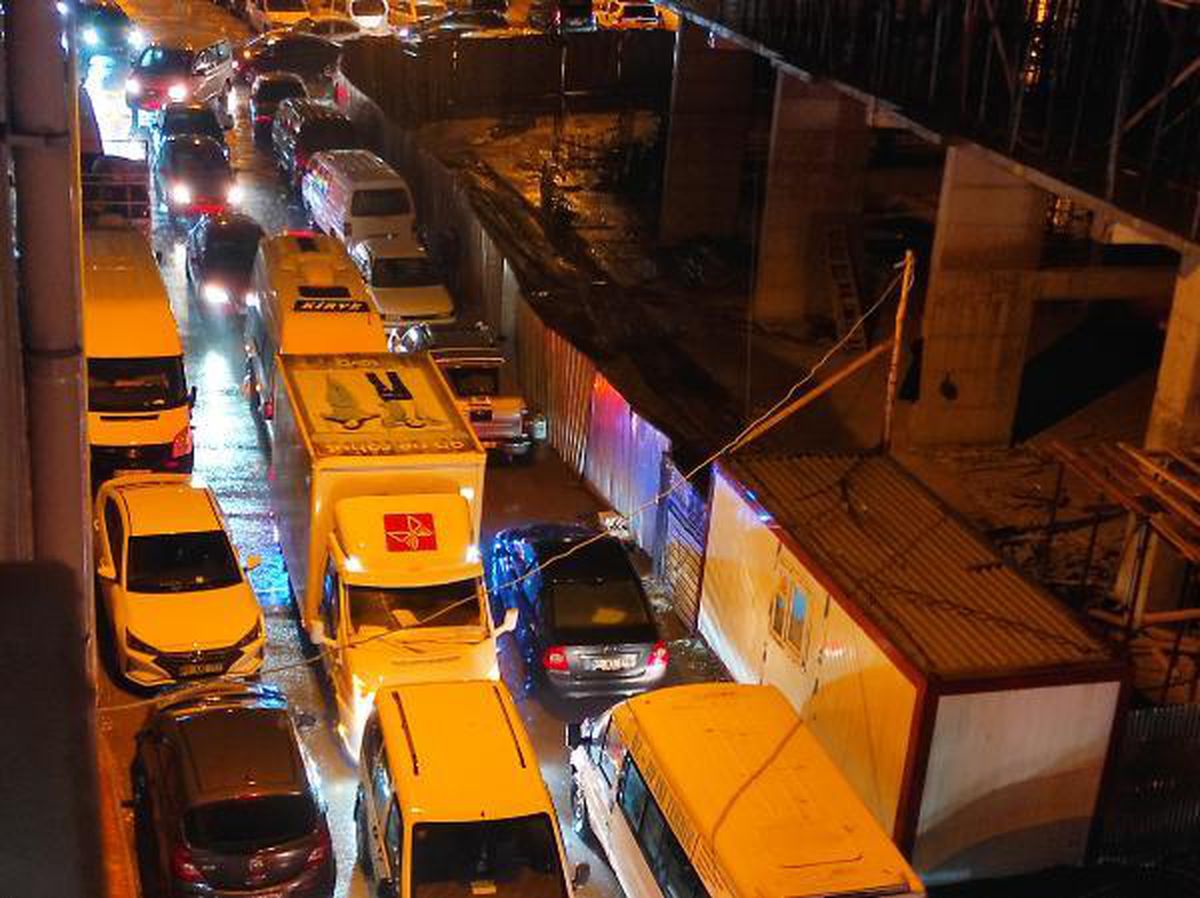 Vanda Sağanak Yağış Trafiği Olumsuz Etkiledi