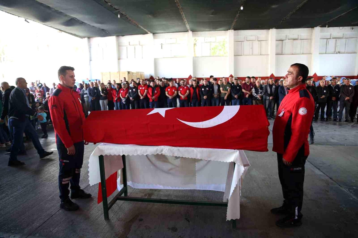 Mersin\'de Yangında Hayatını Kaybeden İtfaiye Eri Son Yolculuğuna Uğurlandı