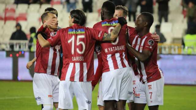 Yeni hoca da çare olmadı! Galibiyeti unutan Trabzonspor, Sivas'ta neye uğradığını şaşırdı