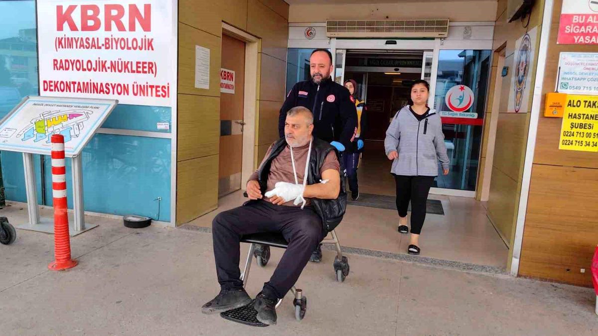 Bursa\'da Evlere Ateş Açıldı: Baba Yaralandı