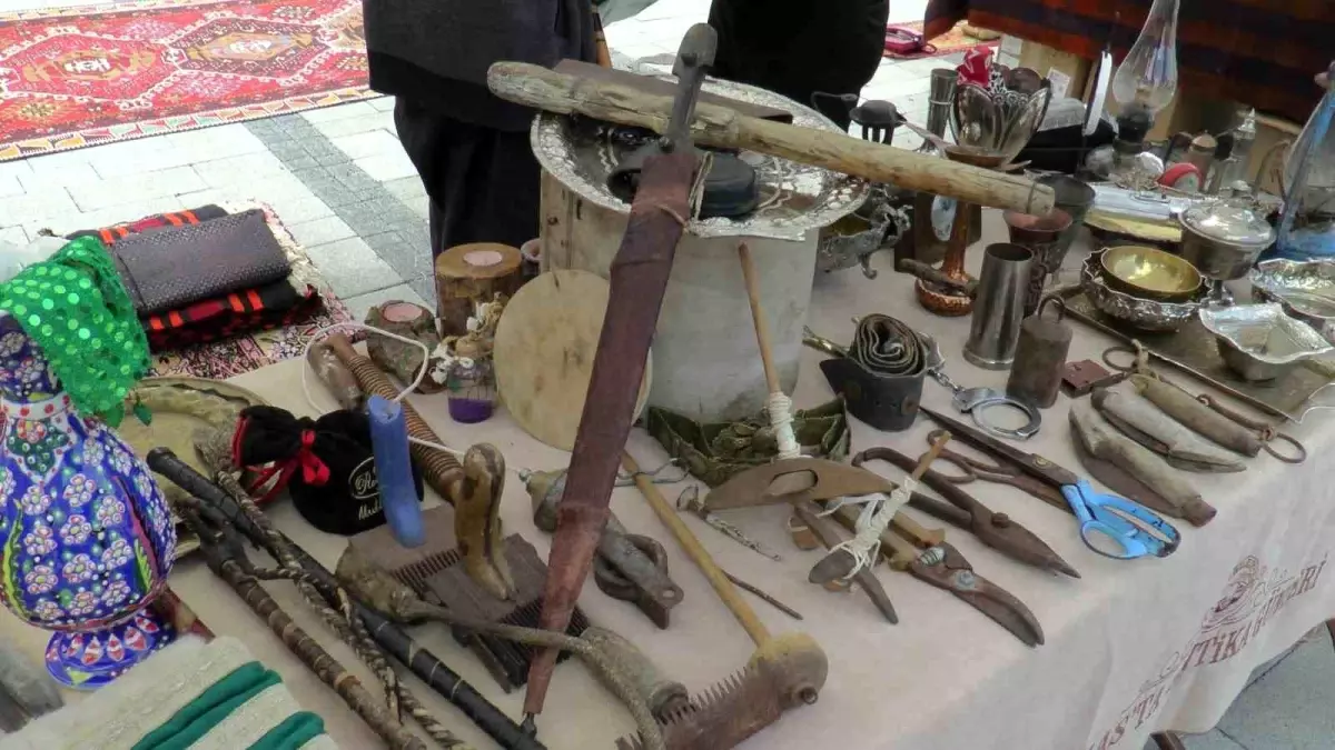 Kayseri\'de Antika Pazarında Satışa Sunulan 150 Yıllık Çerkez Kaması İlgi Görüyor