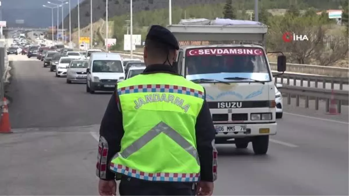 Bayramın ilk gününde 43 ilin geçiş güzergahında trafik yoğunluğu devam ediyor