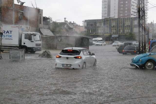 Adana'da kuvvetli yağış ve dolu sele neden oldu