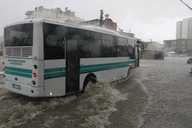 Adana'da kuvvetli yağış ve dolu sele neden oldu
