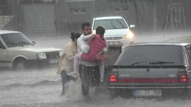 Adana'da kuvvetli yağış ve dolu sele neden oldu