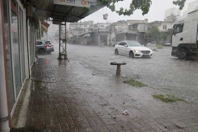 Adana'da kuvvetli yağış ve dolu sele neden oldu