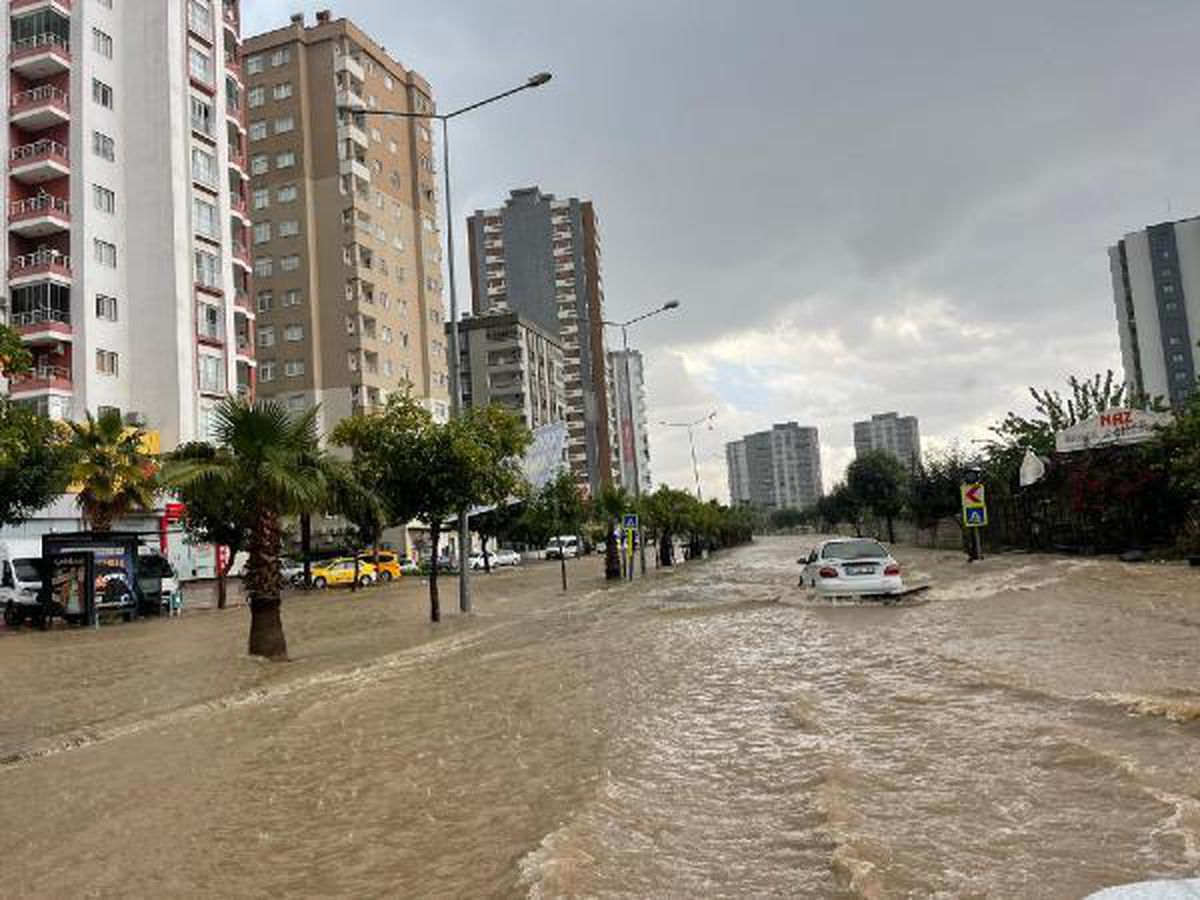 Adana\'da Sağanak ve Dolu Yağışı: Yollar Suyla Dolarken Sürücüler Zor Anlar Yaşadı