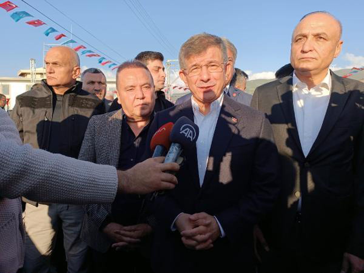 Ahmet Davutoğlu, Ramazan Bayramında deprem bölgesinde namaz kıldı