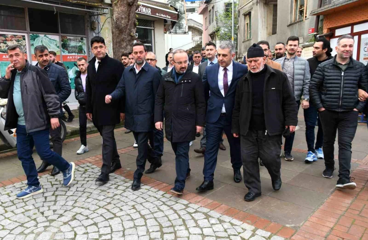 AK Parti Grup Başkanvekili Bülent Turan Lapseki\'de Bayram Namazı Kıldı