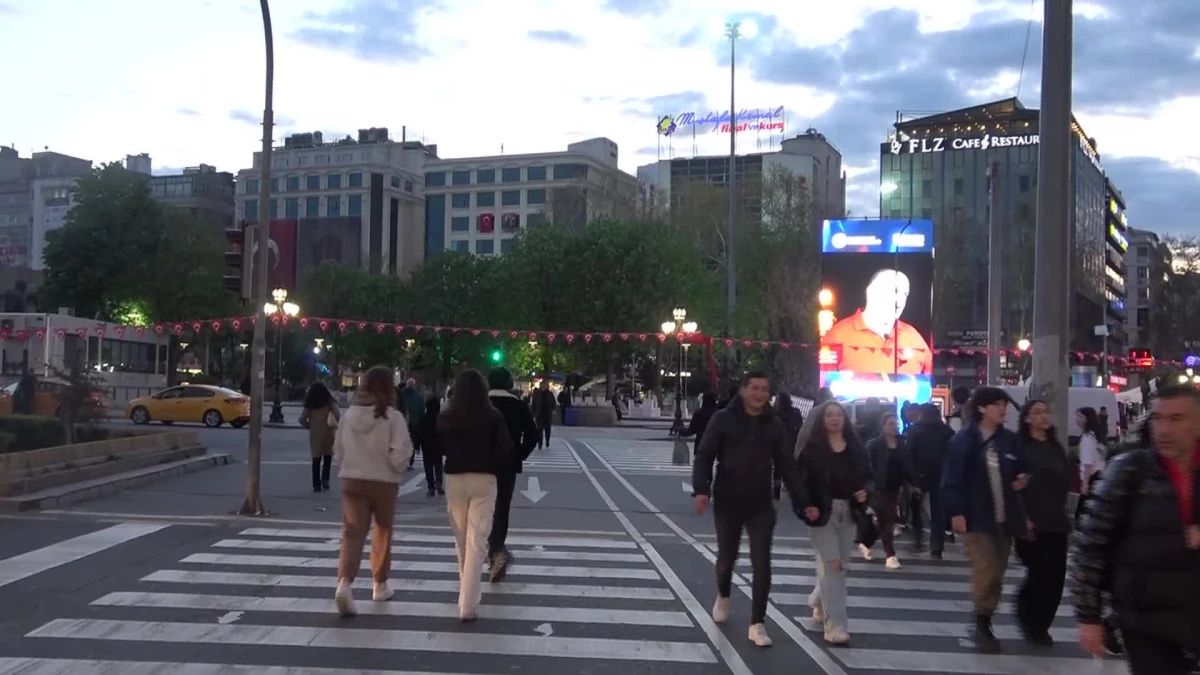 Ankara Valiliği, Erdoğan\'ın Konuşmasını Yayınlamak İçin Kızılay Meydanına Led Ekran Kurdu