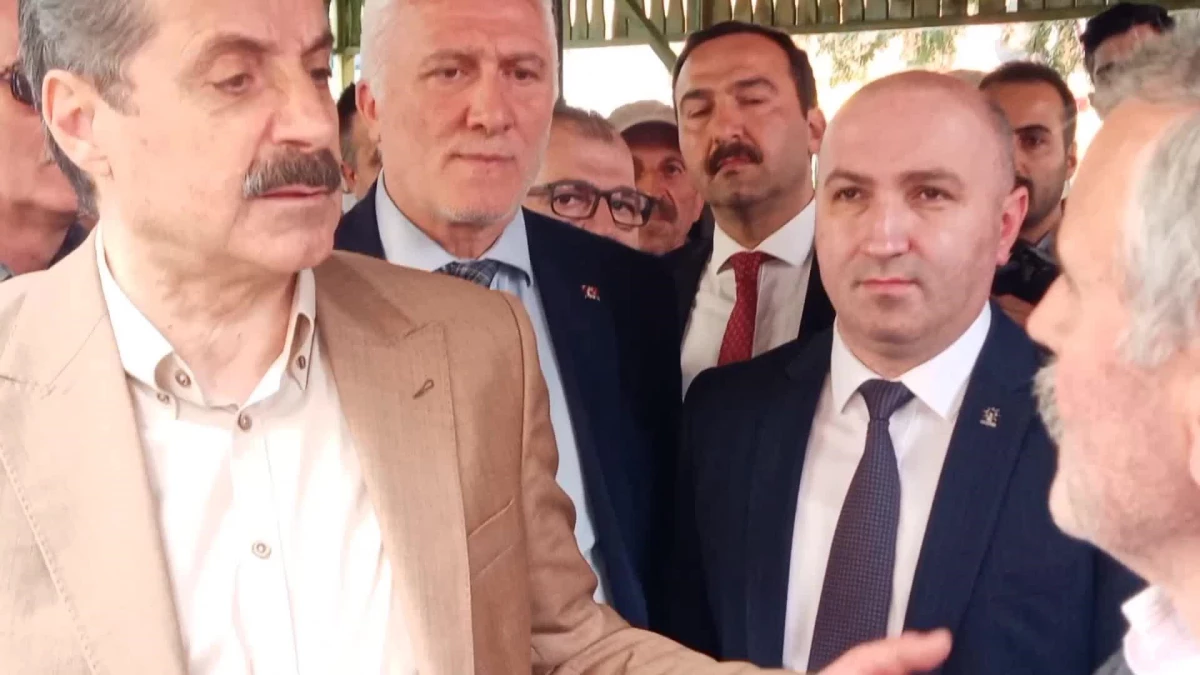 AKP Artvin Milletvekili Adayı Faruk Çelik, Artvin\'de Vatandaşın Tepkisiyle Karşılaştı