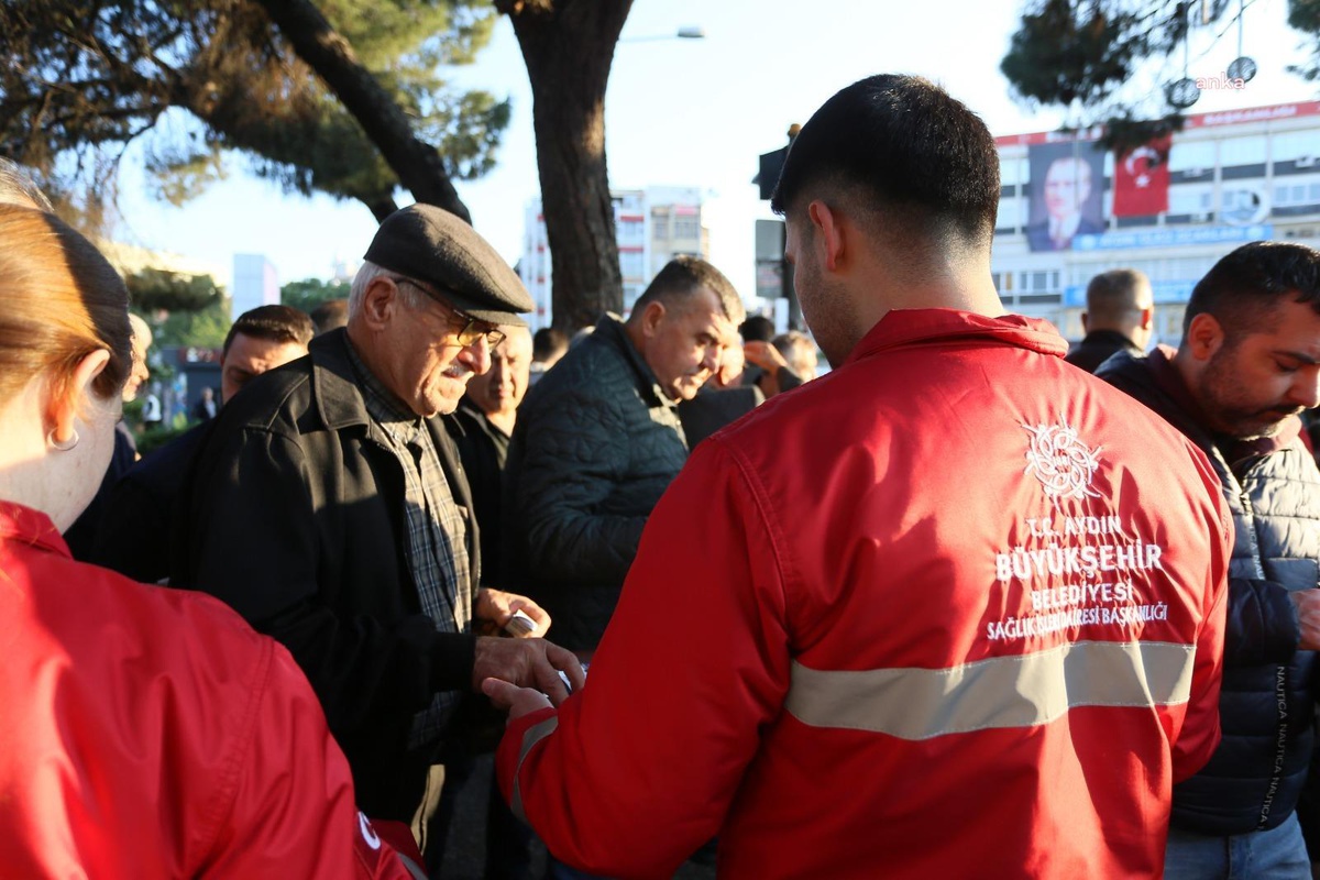 Aydın Büyükşehir Belediyesi Ramazan Bayramında Vatandaşlara Lokum Dağıttı