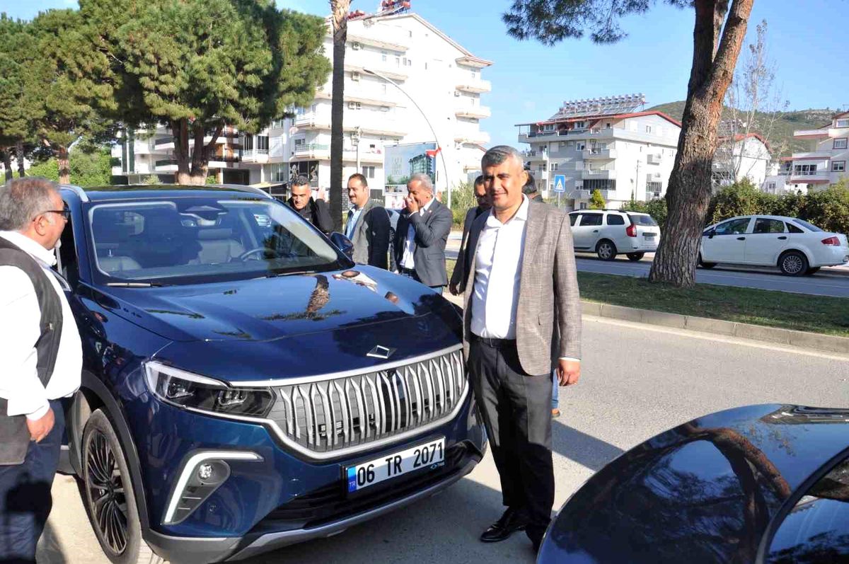 Bakan Çavuşoğlu, Togg\'u kullanarak merak edenlere tanıttı