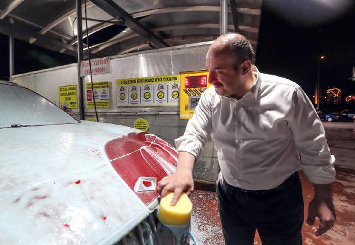 Bakan Varank, yerli otomobilini kendisi yıkadı
