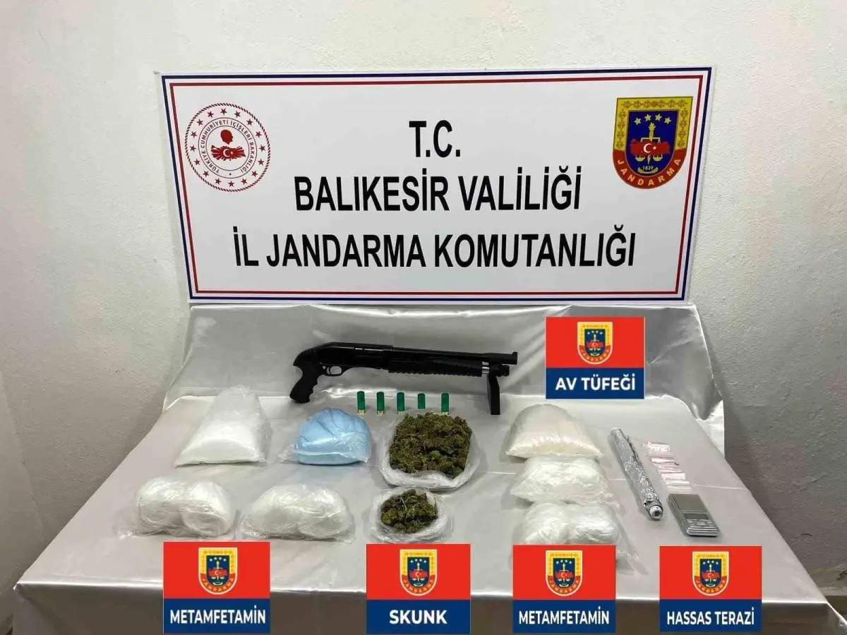 Balıkesir İl Jandarma Komutanlığı, Bandırma\'da Operasyon Yaptı: 6 Kişi Gözaltında