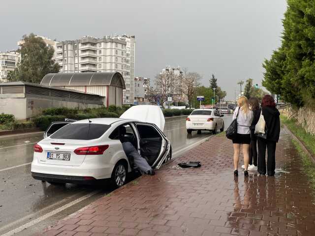Bayram gezmesi diye çıktılar, selde mahsur kaldılar Bayram gezmesi diye çıktılar, selde mahsur kaldılar
