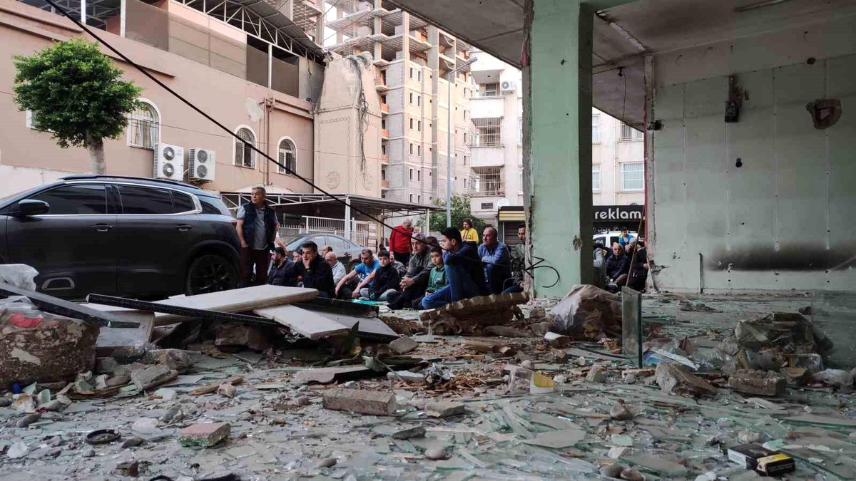 Adana\'da Depremde Boşaltılan Apartmanın Altında Bayram Namazı
