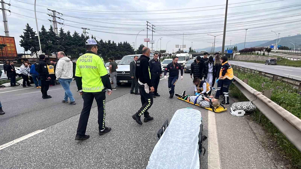 Kocaeli\'de Hafif Ticari Araç Kaza Yaptı: 8 Kişi Yaralandı