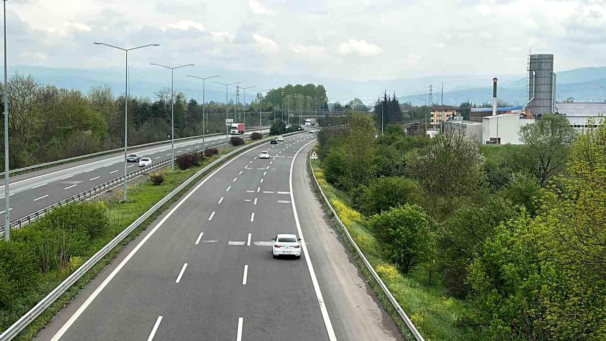 Ramazan Bayramı İlk Gününde TEM Otoyolu Düzce Geçişinde Yol Boş Kaldı