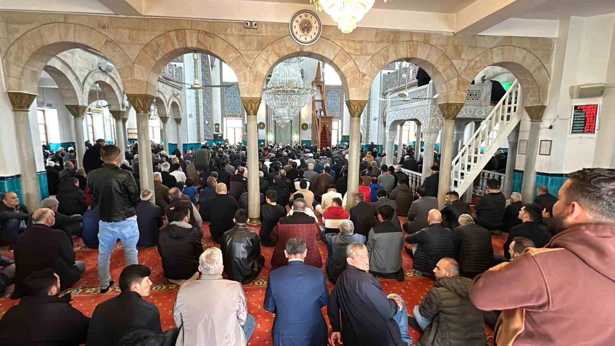 Düzce\'de Ramazan Bayramı Cuma Namazı Yoğunluğu