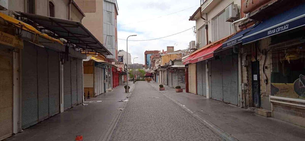 Eskişehir\'de Ramazan Bayramı\'nın İlk Günü Çarşıda Sessizlik Hakimdi