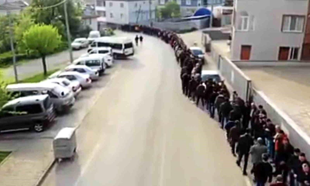 Bursa\'nın İnegöl ilçesinde toplu bayramlaşma kuyruğu