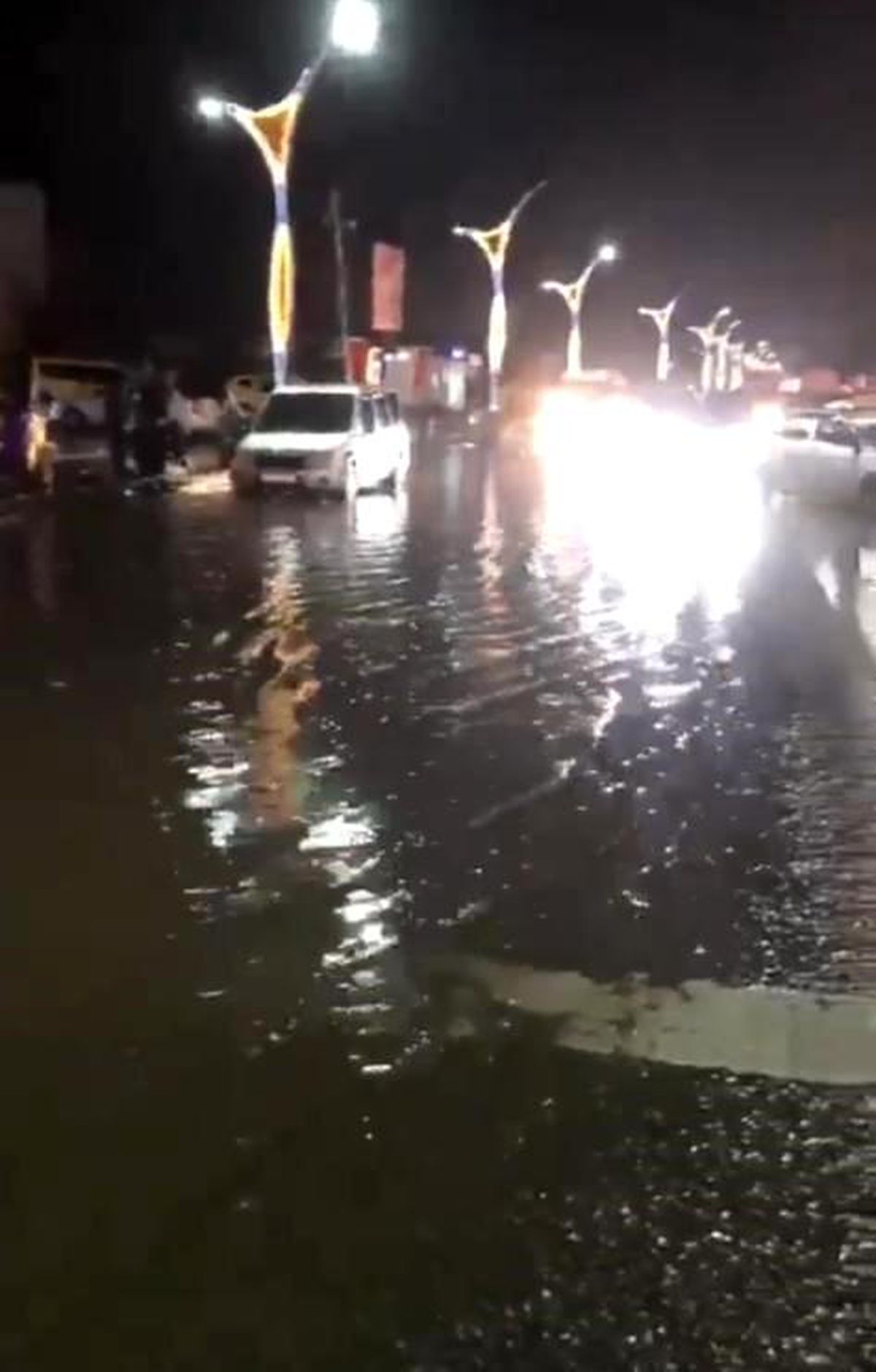 Bitlis\'te Sağanak Yağış Cadde ve Sokakları Göle Çevirdi
