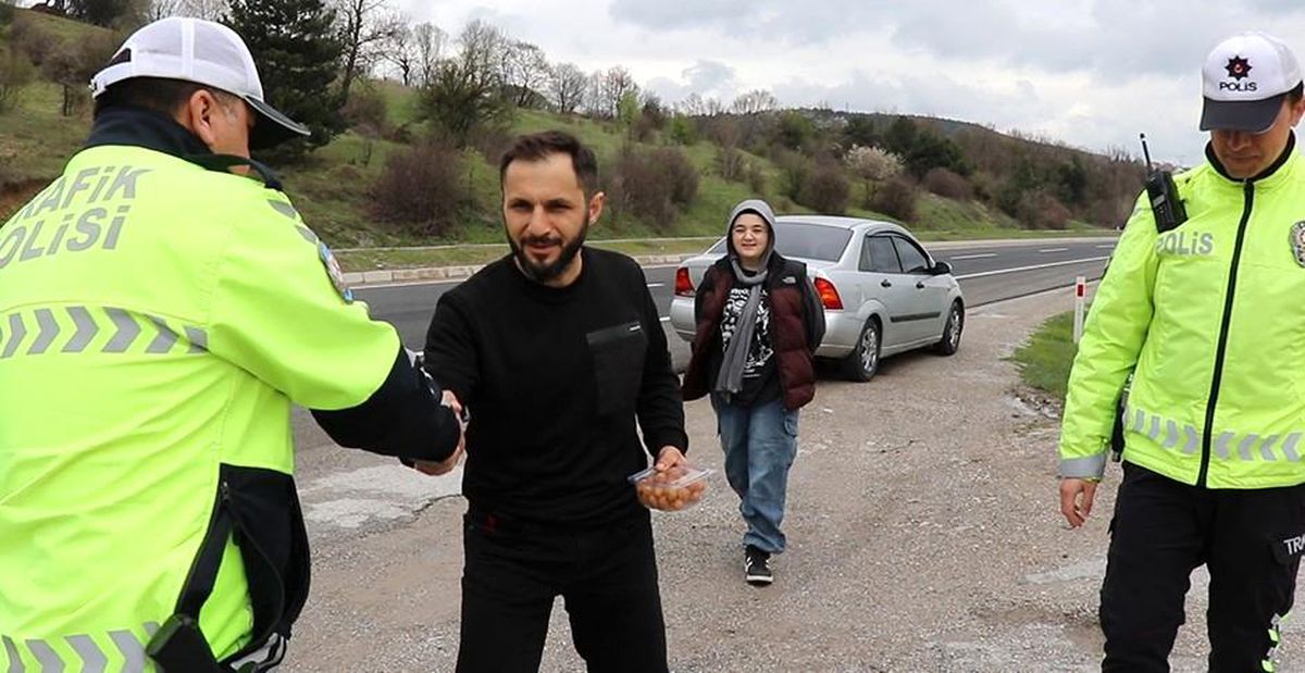 Bolu\'da Sürücü, Polis Ekiplerine Bayram Tatlısı İkram Etti