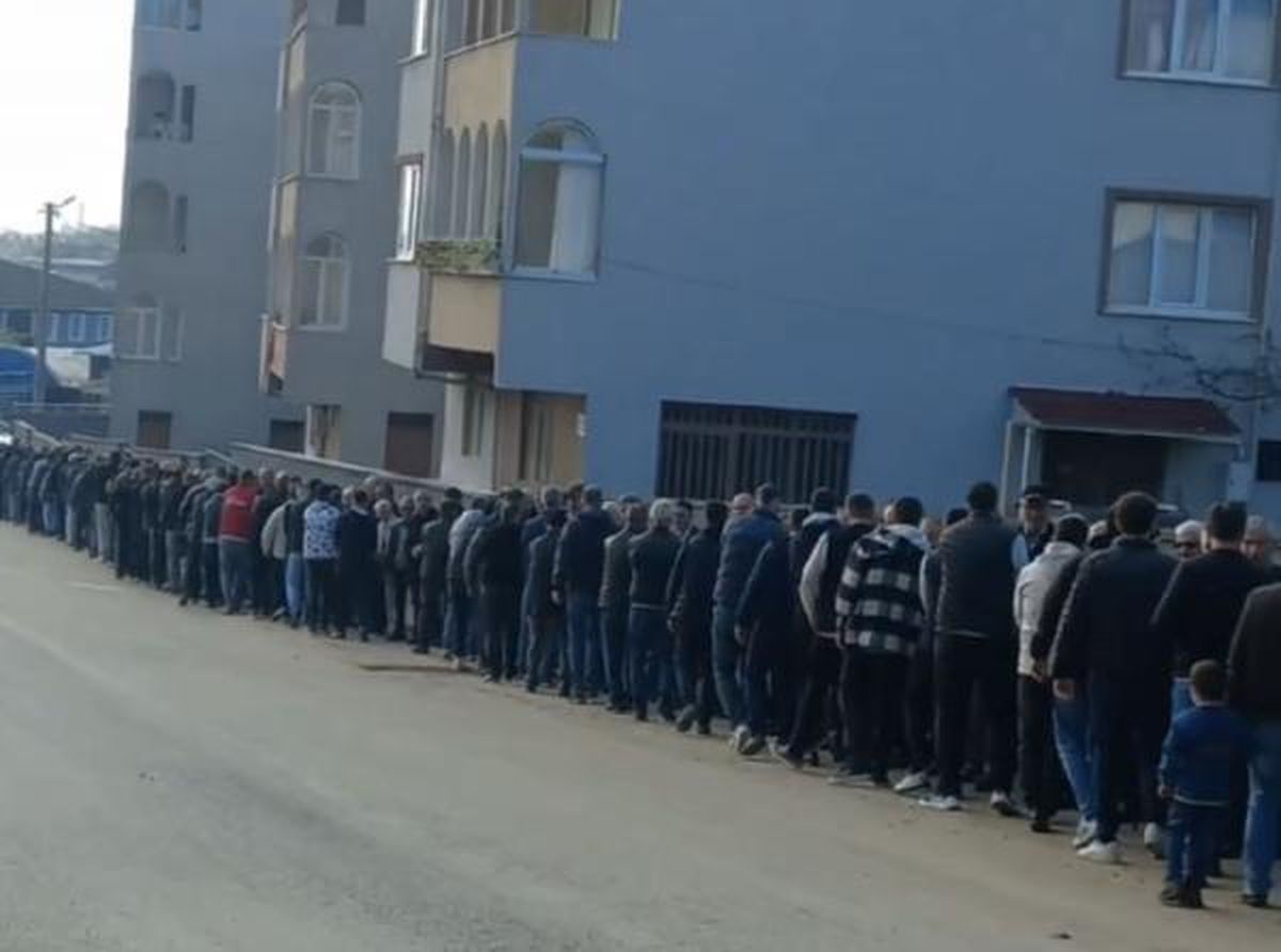İnegöl\'de Cerrah Mahallesi sakinleri toplu bayramlaşma için 1 kilometrelik kuyruk oluşturdu