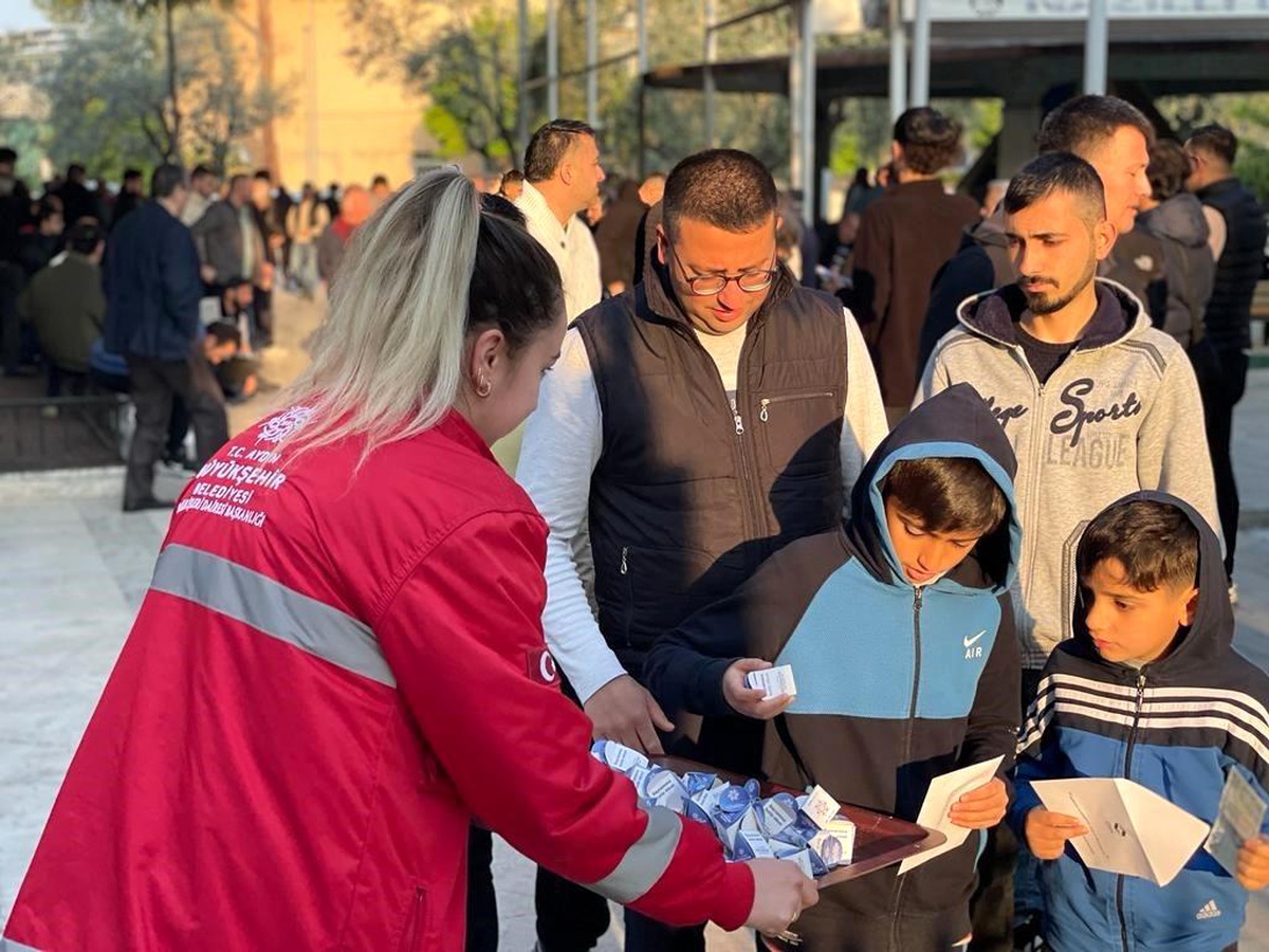 Büyükşehir, Ramazan Bayramı\'nda vatandaşlarla bayramlaştı