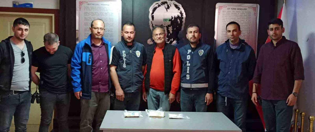 Adıyaman\'da Enkaz Altında Kalan Para Sahibine Teslim Edildi