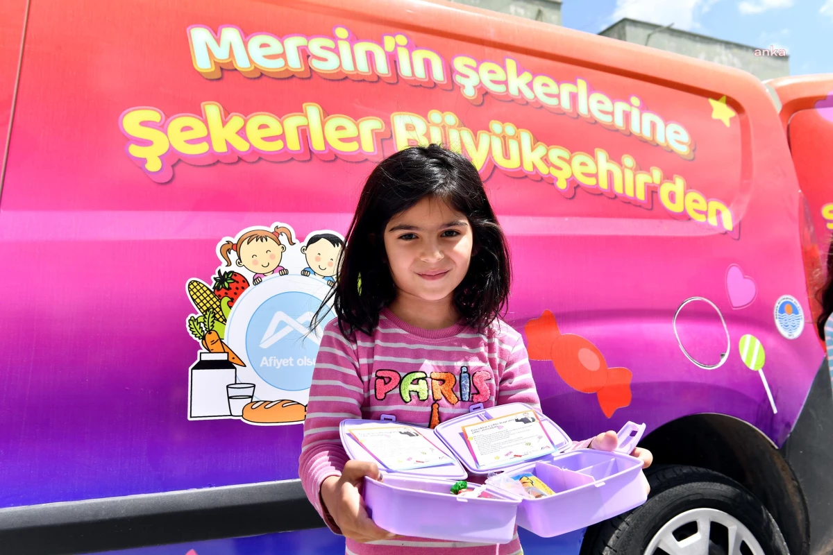 Mersin Büyükşehir Belediyesi Çocuklara Bayram Şekeri Dağıttı