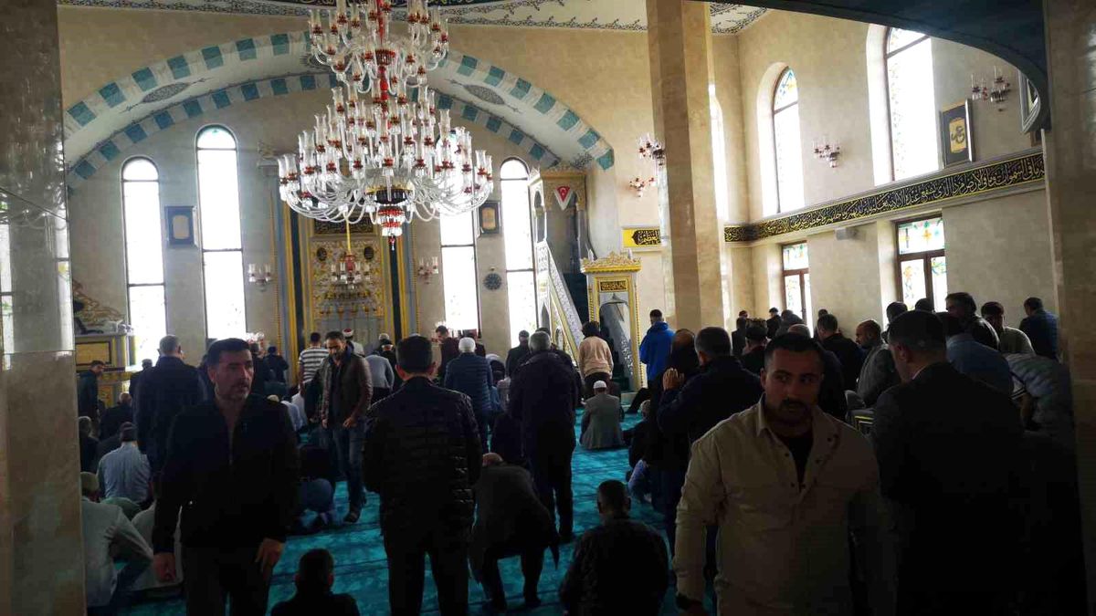 Erzurum\'da Bayramın İlk Gününde Cuma Namazında Yoğunluk Yaşandı