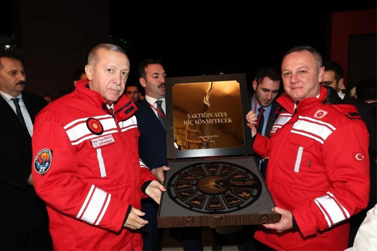Zonguldak Belediye Başkanı, Cumhurbaşkanı Erdoğan\'a Türkiye Yüzyılı Saati Hediye Etti