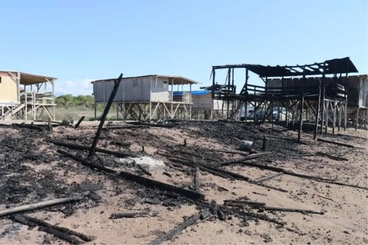 Antalya\'da Deniz Kaplumbağalarının Yuvalama Alanı İlan Edilen Çardağın Yangını