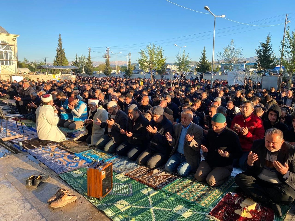 Adıyaman\'da Depremzedeler Bayram Namazı Kıldı