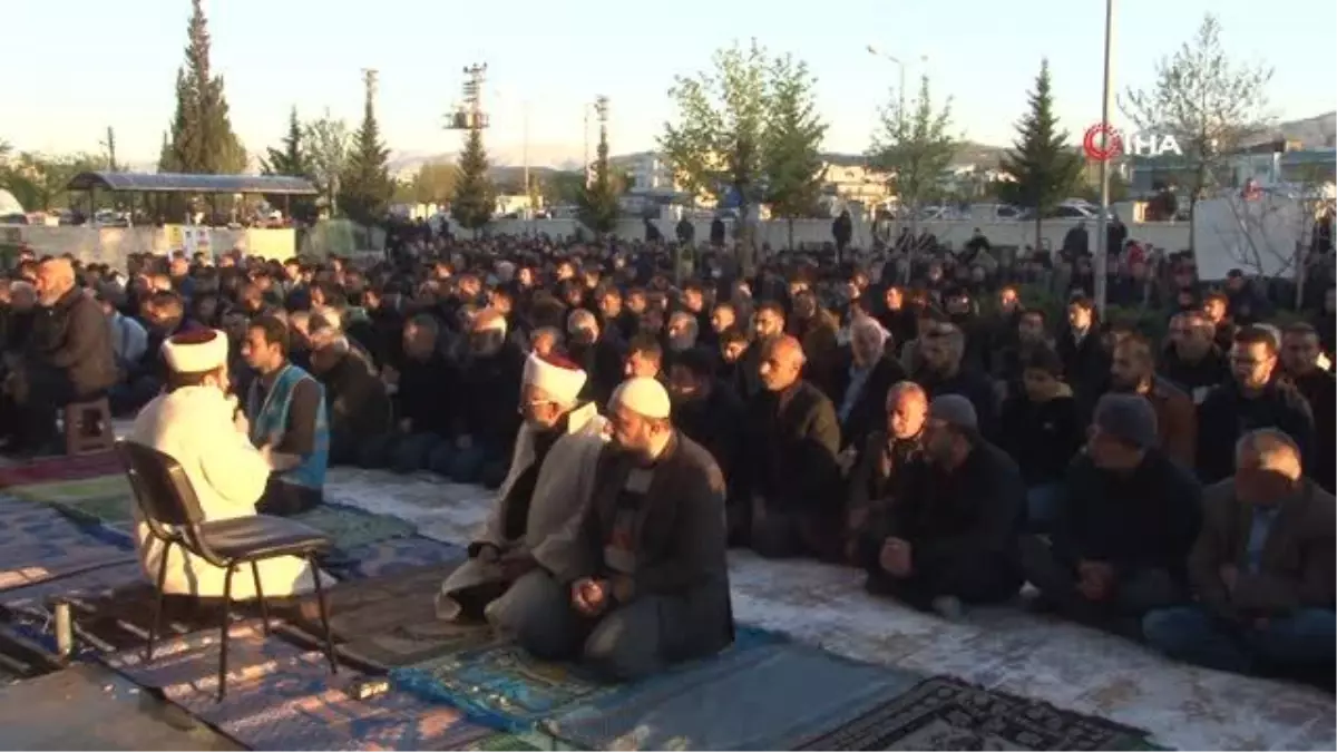 Adıyaman\'da deprem bölgesinde bayram namazı kılındı