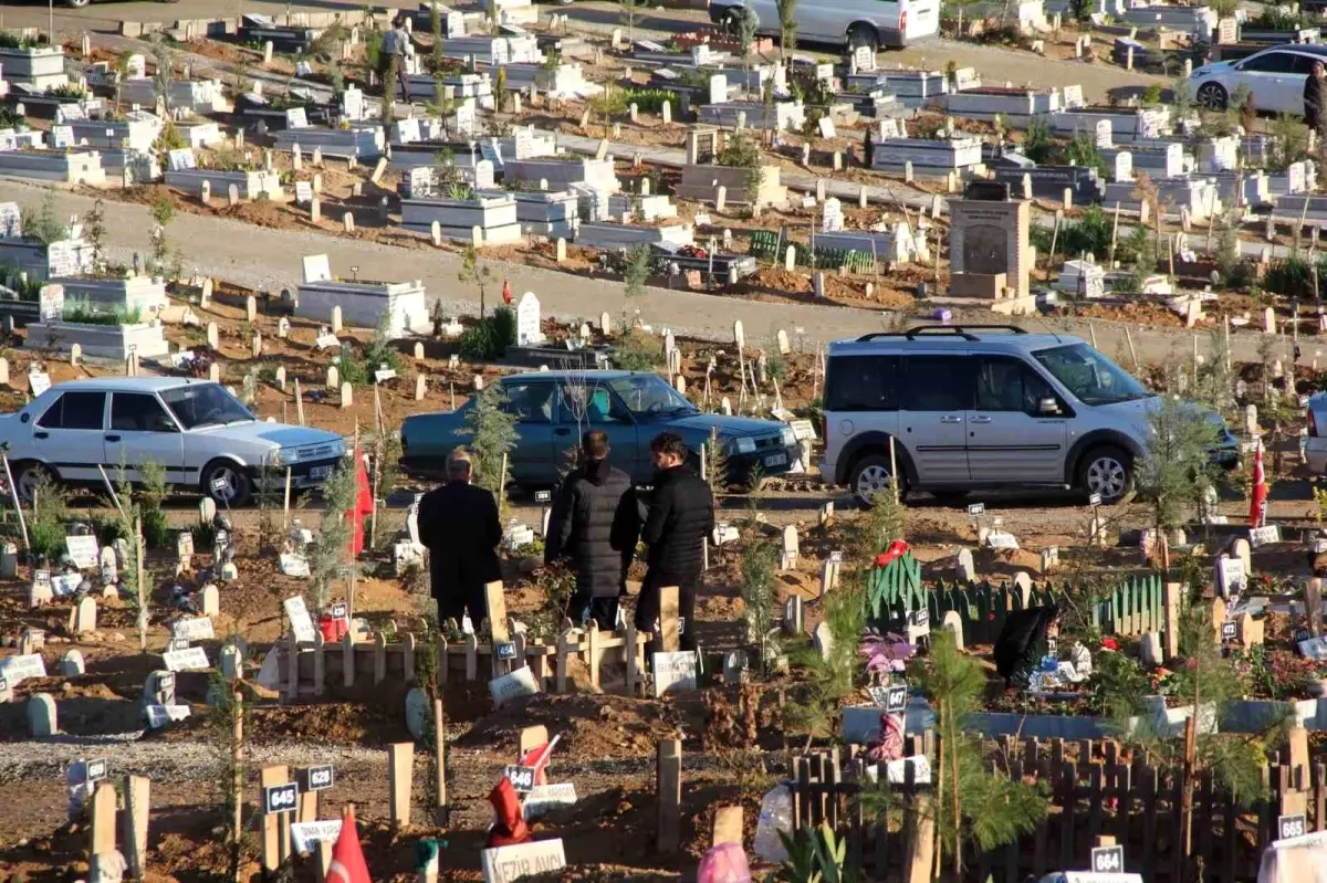 Depremzedeler Bayramda Mezarlıklara Akın Etti