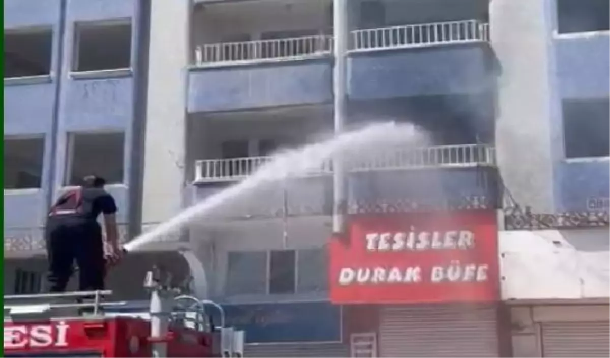 Diyarbakır'da Deprem Sonrası Boşaltılan Apartmanda Yangın Çıktı