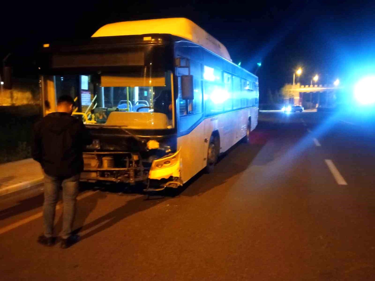 Diyarbakır\'da Otomobil ile Belediye Otobüsü Çarpıştı: 5 Yaralı