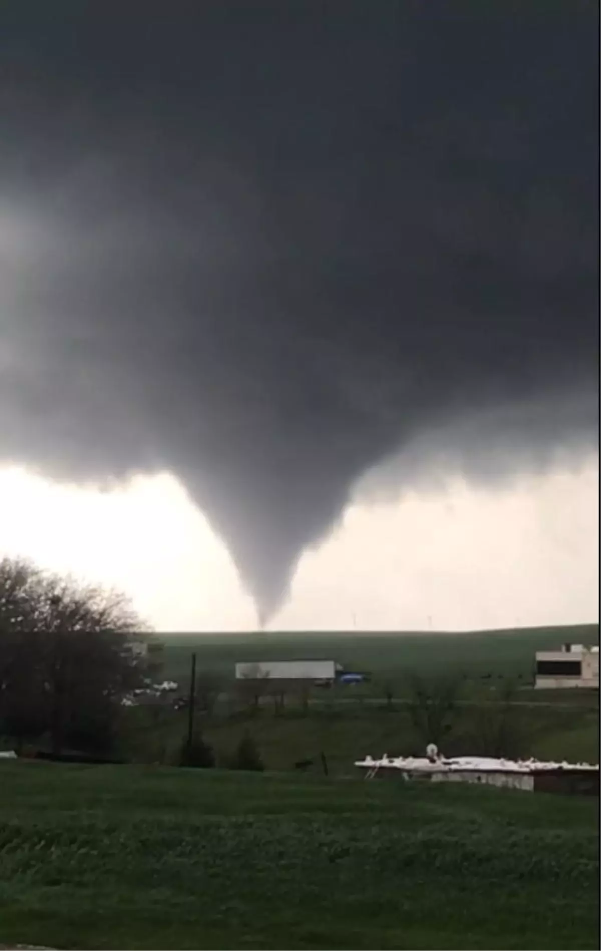 Diyarbakır Bismil\'de oluşan hortum cep telefonu kamerasıyla kaydedildi