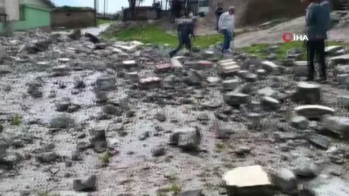 Diyarbakır\'da sağanak ve fırtına sonrası minareler yıkıldı çatı uçtu