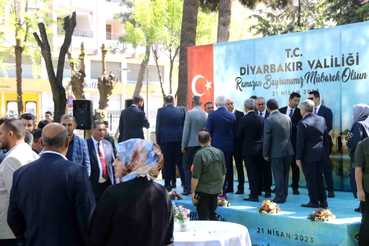 Diyarbakır Valisi Ali İhsan Su, Vatandaşlarla Bayramlaştı