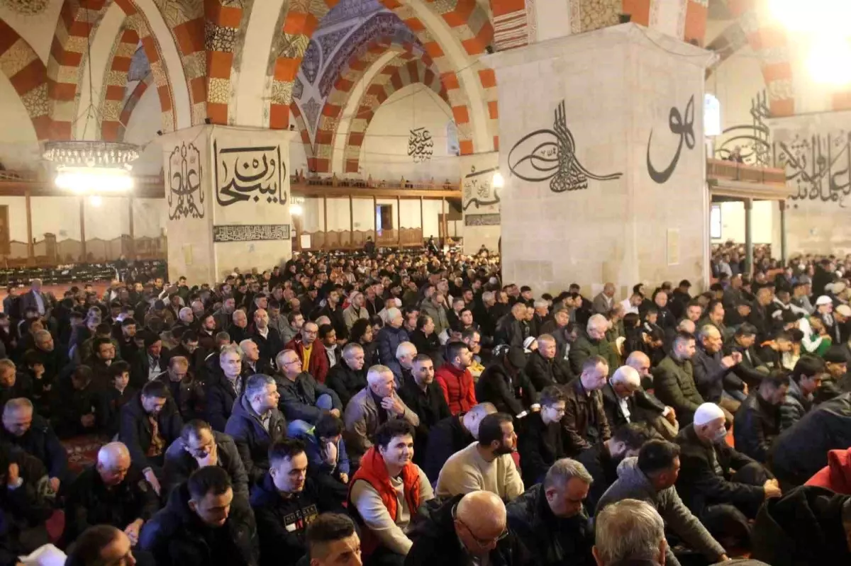 Edirneliler Ramazan Bayramı namazı için camilere akın etti