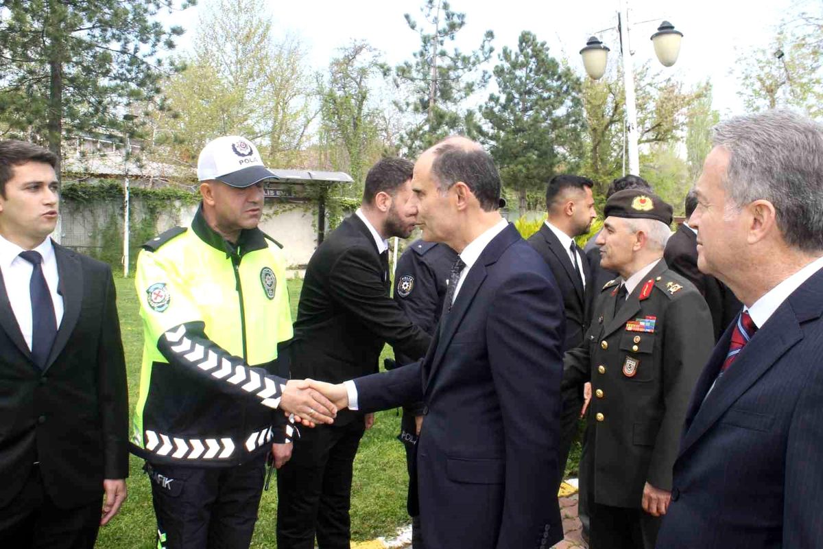 Edirne Vali Vekili Sıdkı Zehin, polislerin bayramını kutladı